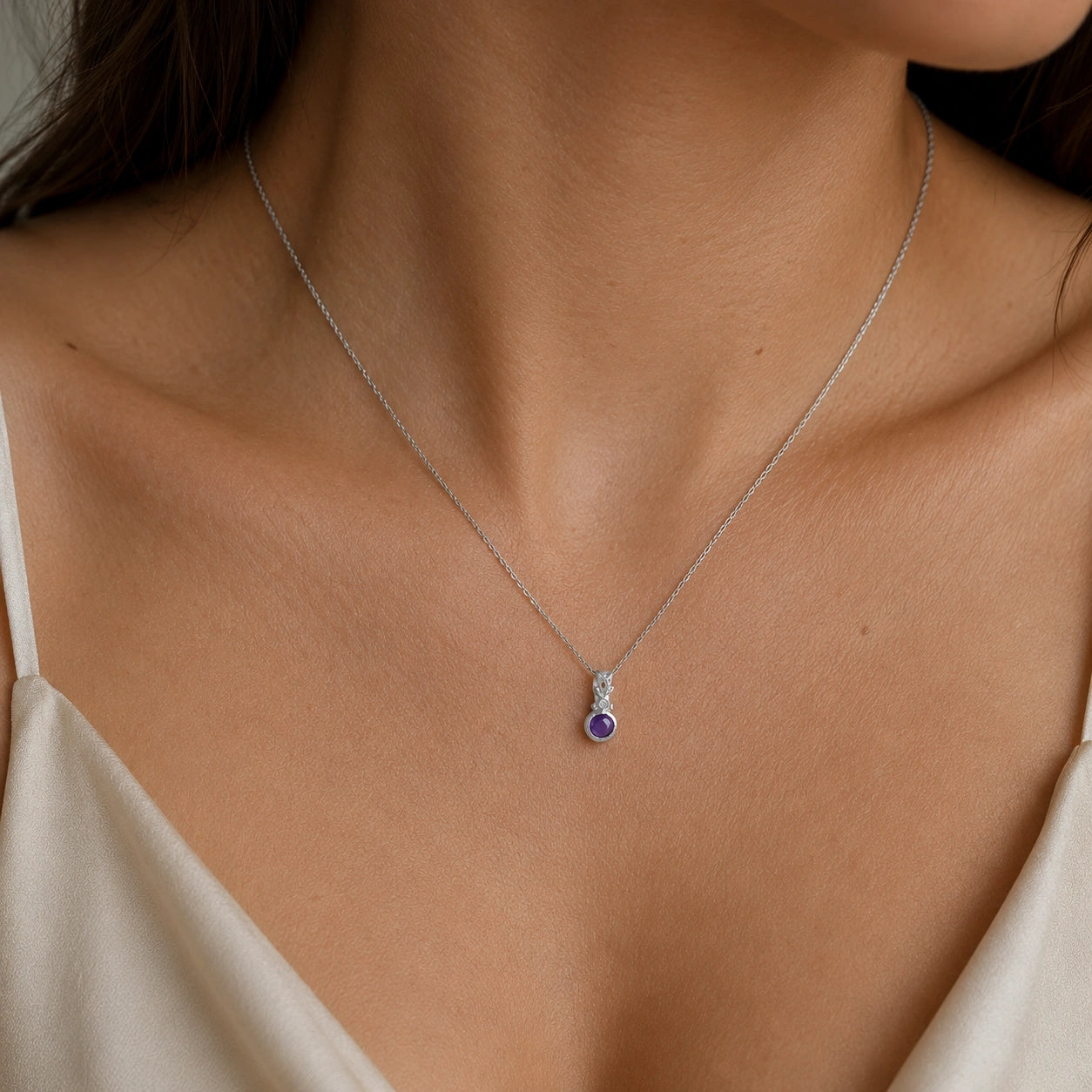 Amethyst_necklace_in_sterling_silver_with_amethyst_and_crystal_stones_worn_by_a_model