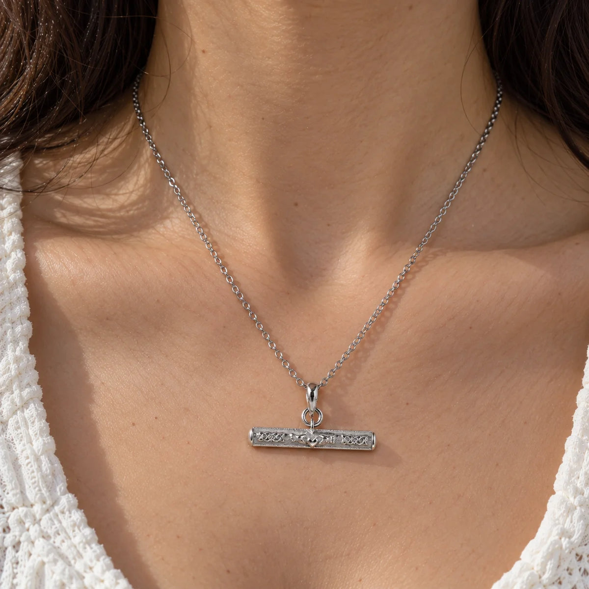 Bar_necklace_in_sterling_silver_with_claddagh_design_worn_by_a_model