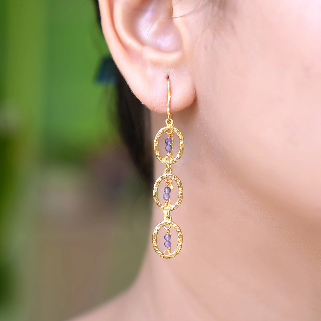 front_view_chain_link_earrings_with_hammered_silver_earrings_featuring_purple_beads_on_soft_fabric_background_flat_lay_angle