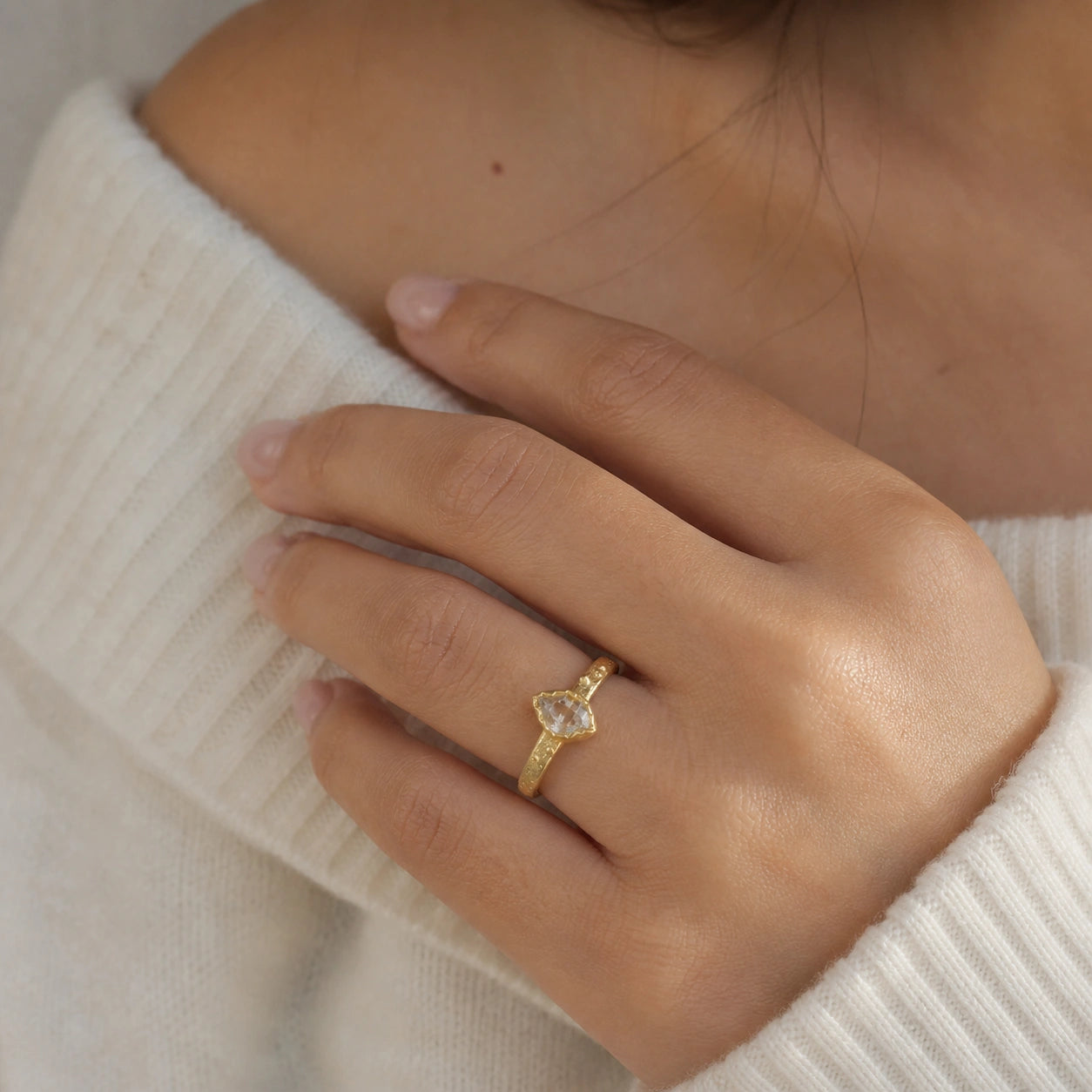 Herkimer_diamond_ring_gold_plated_silver_band_with_raw_herkimer_stone_worn_by_a_model