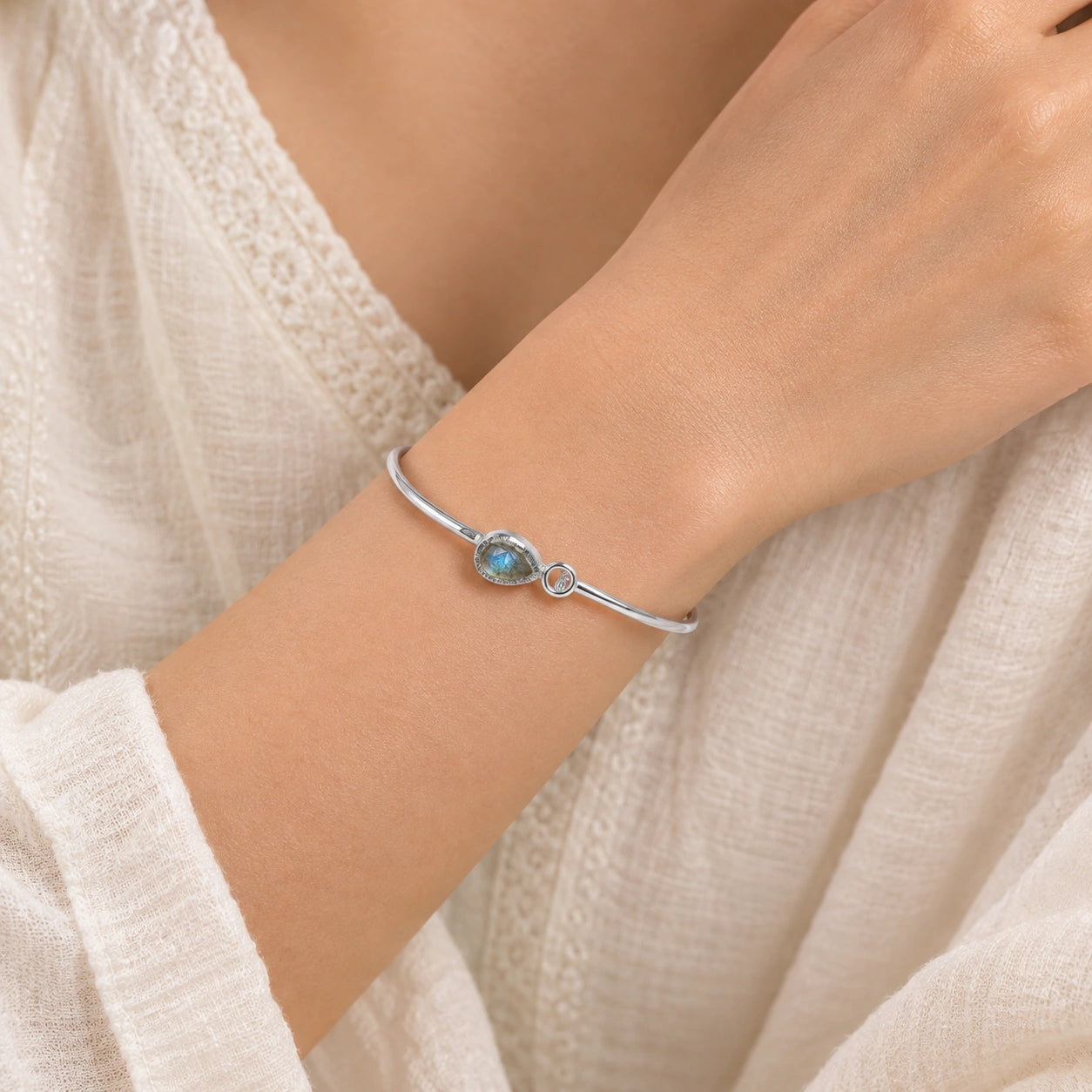 Labradorite_bracelet_in_sterling_silver_with_an_teardrop_labradorite_stone_worn_by_a_model