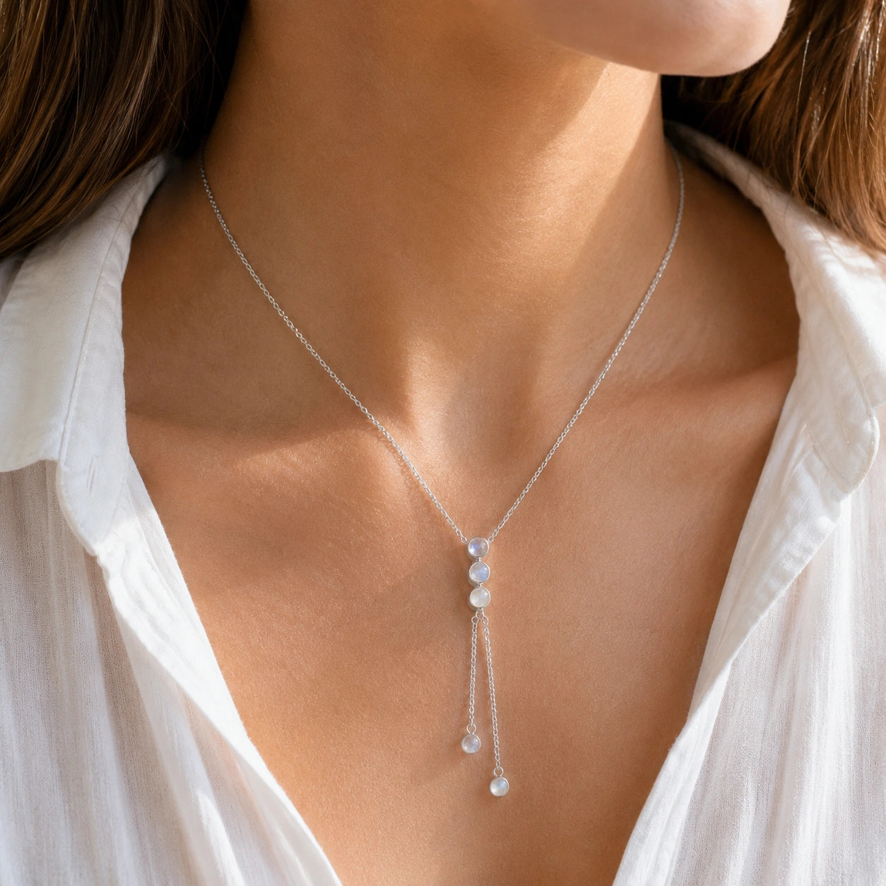 Lariat_necklace_in_sterling_silver_featuring_moonstone_drops_worn_by_a_model