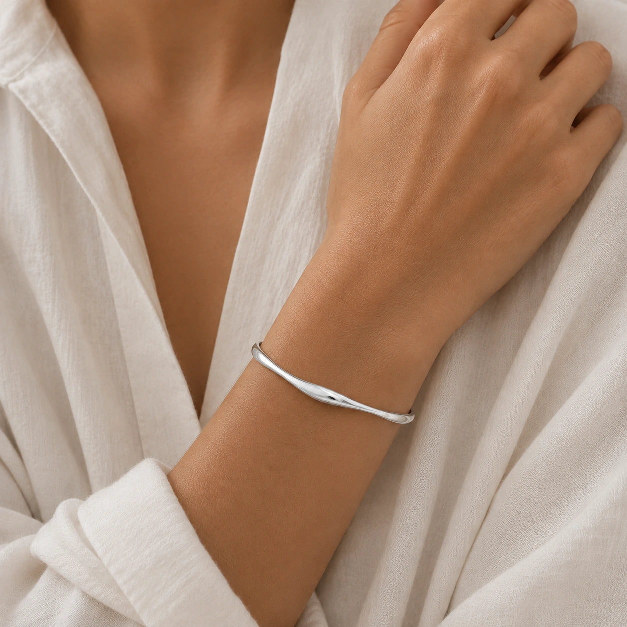 Plain_bangle_in_sterling_silver_worn_by_a_model
