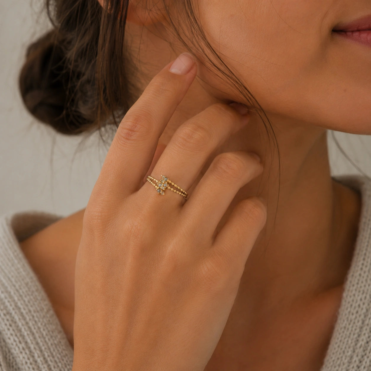 Spiral_ring_with_gold_plated_silver_bubble_band_and_labradorite_stones_worn_by_a_model
